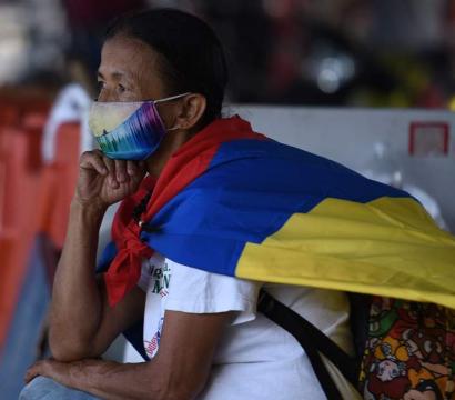 Un personne drapée du drapeau de la Colombie lors d'une manifestation.