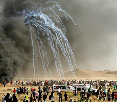 Des grenades lacrymogènes sont lancées par les forces israéliennes lors d’une manifestation palestinienne le long de la frontière entre la bande de Gaza et Israël, à l’est de la ville de Gaza. Des Palestinien·ne·s ont été tués ou grièvement blessés pendant cette manifestation, le 22 juin 2018