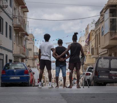 Trois jeunes garçons dans la rue représentant les 3 El Hiblu 