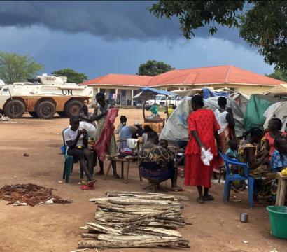 Des Sud-Soudanais et Soudanaises à l'extérieur de leurs domiciles