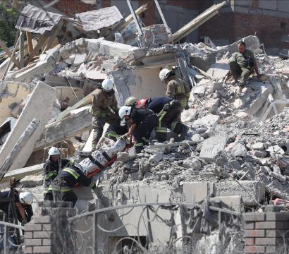 pompiers dans un immeuble effondré en Ukraine