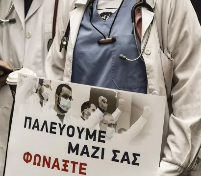Médecin avec une affiche