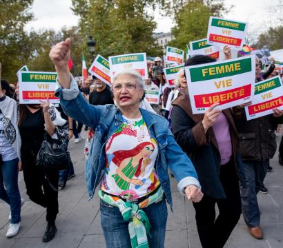 Des manifestants avec des pancates "Femme Vie Liberté"