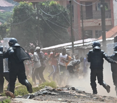 Une confrontation entre des forces de l'ordre et des manifestants