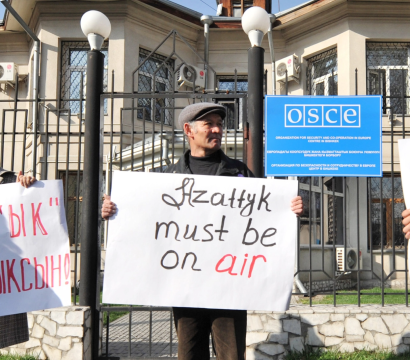 Manifestants devant OSCE 