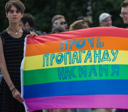 Une manifestation avec des militants portant le drapeau LGBTI