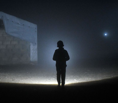L'ombre d'un enfant dans un paysage nocturne