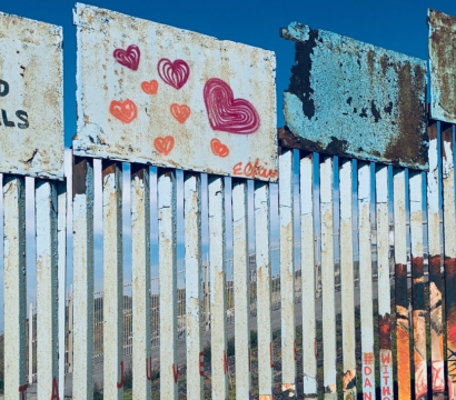 Un mur avec des peintures