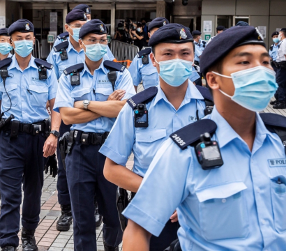 Des policiers en file avec des masques chirurgicaux 