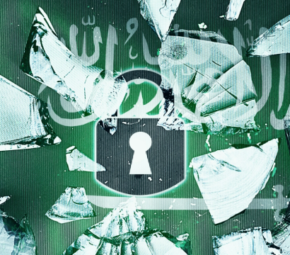 Une image virtuelle avec le drapeau saoudien au fond, des éclats de verre et un cadenas