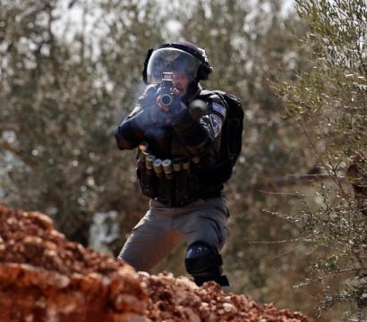 Un garde aux frontières israéliennes tirant des balles de caoutchouc