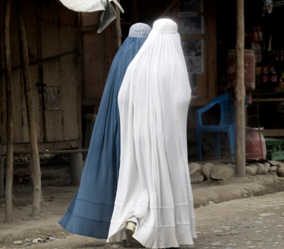 Deux personnes voilées marchant dans les rues en Afghanistan