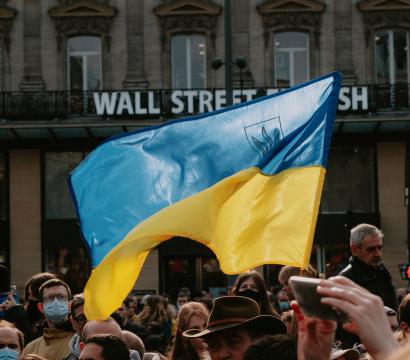 Drapeau de l'Ukraine dans le vent au dessus d'une foule de manifestants