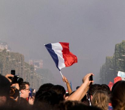 Drapeau de la France avec des gens dans la rue