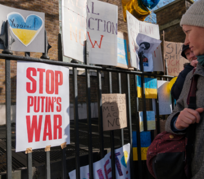 militant contre la guerre d'invasion russe en ukraine