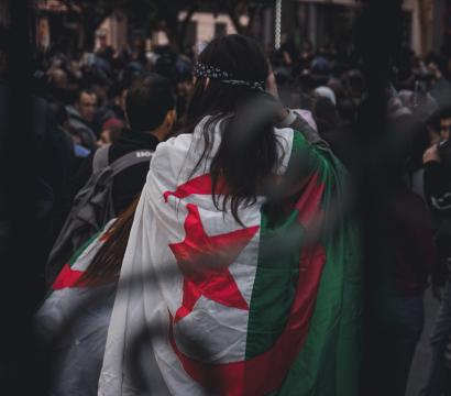 femme drapeau algérien