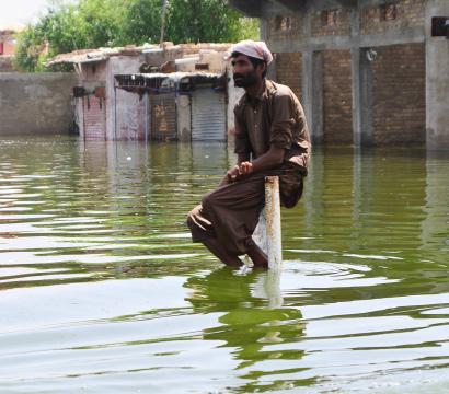 Un homme au milieu des inondations 