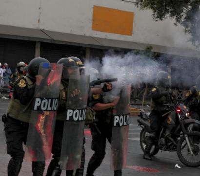 La police avec des gaz lacrymogène