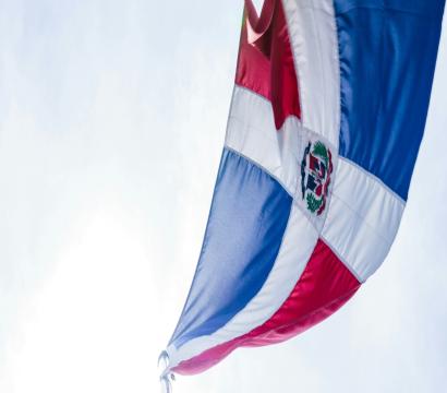 Drapeau de la République Dominicaine flottant au vent