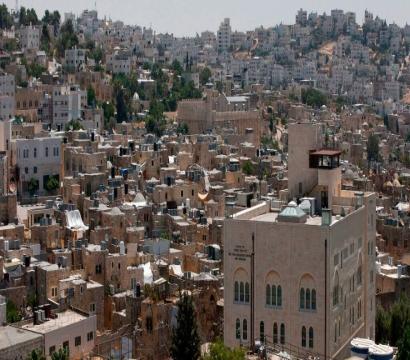 Vue de la colonie israélienne de Beit Romano au milieu de bâtiments palestiniens dans la ville d'Hébron en Cisjordanie occupée