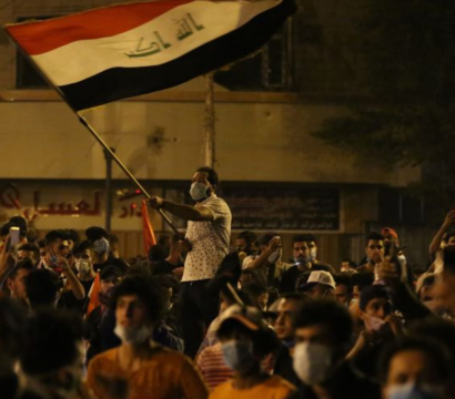 Des manifestants se rassemblent lors d'une manifestation contre le chômage, la corruption et le manque de services publics, sur la place Tahrir à Bagdad, en Irak, le 27 octobre 2019.