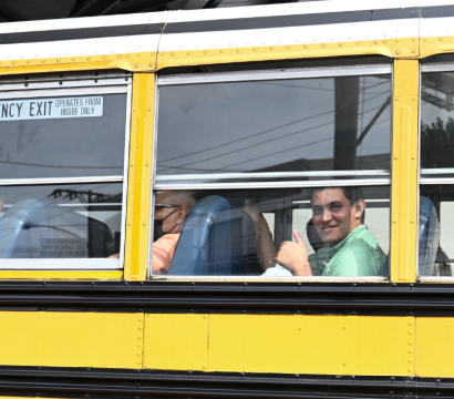 Des prisonniers politiques nicaraguayens libérés partent en bus après leur arrivée à la base aérienne de Guatemala City, le 5 septembre 2024. Les États-Unis ont déclaré jeudi qu'ils avaient obtenu la libération de 135 prisonniers politiques du Nicaragua, le dernier transfert de masse effectué par le gouvernement de plus en plus autoritaire du président Daniel Ortega.