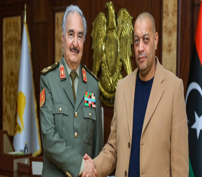 L'homme fort de l'armée libyenne, Khalifa Haftar, avec Ousama Al-Dressi, le commandant du groupe armé de l'Agence de sécurité intérieure (ISA).