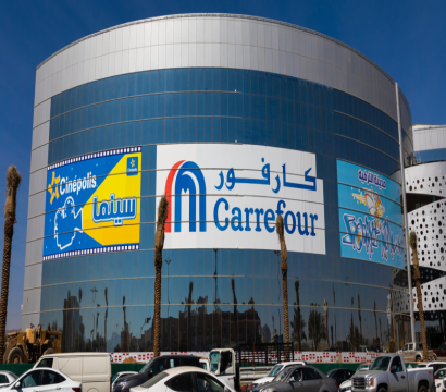 L'enseigne Carrefour est affichée sur un bâtiment circulaire en Arabie saoudite.