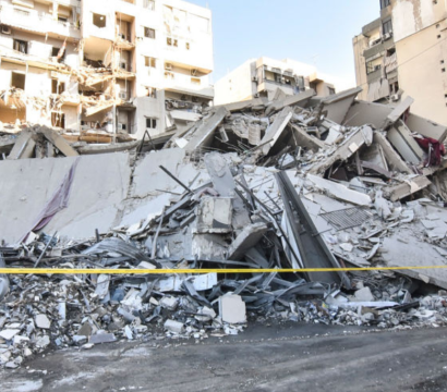 Une image de la destruction après que l'armée israélienne ait ciblé la banque Qard al-Hassan (Kared Al Hassan) avec une série de frappes aériennes sur la banlieue de Dahieh, alors que les travaux d'enlèvement des débris se poursuivent dans la zone à Beyrouth, au Liban, le 21 octobre 2024. Un bâtiment visé par l'attaque s'effondre, causant des dommages aux bâtiments et véhicules environnants.