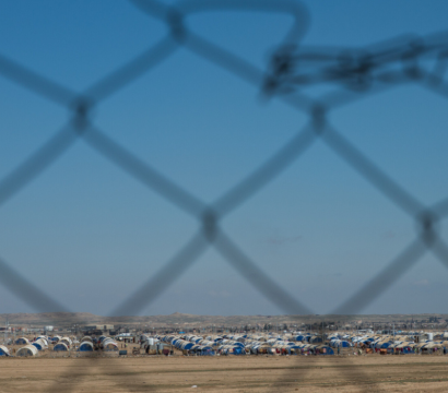 Centre de réinsertion locale d’Al Jeddah vu à travers des barreaux