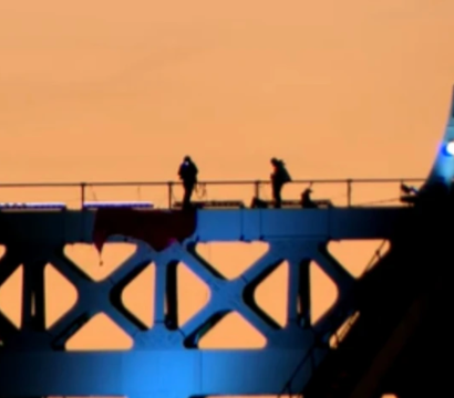 Les deux militants sur le pont Jacques-Cartier.