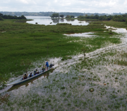 Défenseurs de l'environnement à bord d'un canoë dans les zones humides de Barrancabermeja, Colombie