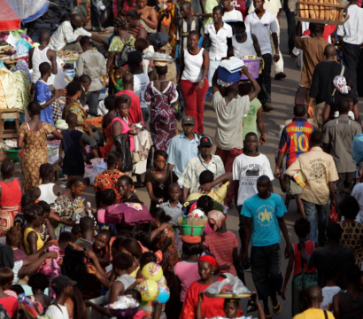 Une foule de personnes marche dans le rue