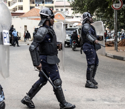 Des forces de l'ordre angolais descendent sur les rues