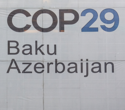 Banderole sur laquelle il est affiché COP29 Bazu Azerbaijan.