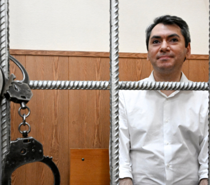 Grigory Melkonyants se trouvant derrière des barreaux.
