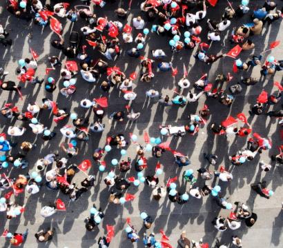 Foule de personnes turques agitant des drapeaux de la Turquie