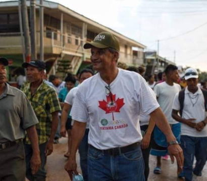 Des gens marchent dans la rue au Nicaragua