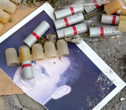 Une photo de Bachar al-Assad sul le sol