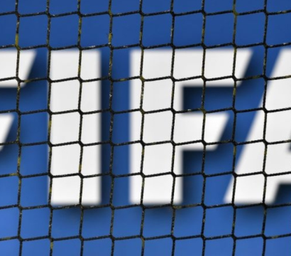 Le logo épelant "FIFA" est derrière des barreaux