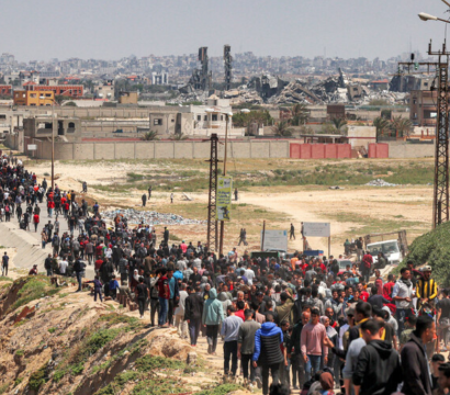 Des Palestiniens déplacés empruntent la route côtière de Rashid pour retourner à la ville de Gaza en passant par Nuseirat dans le centre de la bande de Gaza, le 14 avril 2024, dans le cadre du conflit en cours dans le territoire palestinien entre Israël et le groupe militant du Hamas.