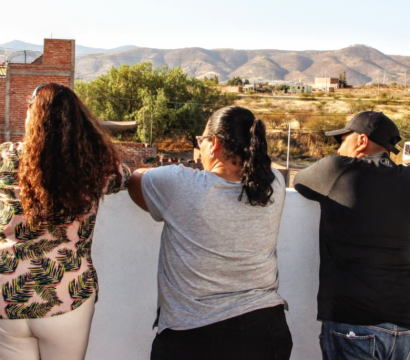3 femmes qui regardent l'horizon sur un balcon