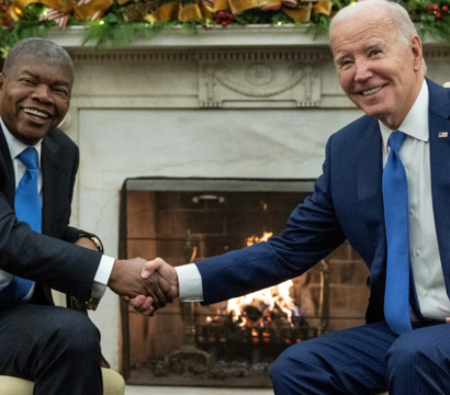 Le président américain Joe Biden et le président angolais João Lourenço se serrent la main.