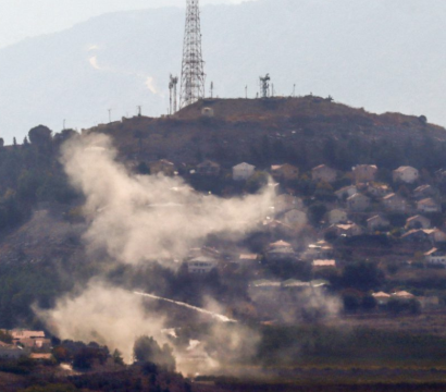 Des maisons sur une colline avec de la fumée