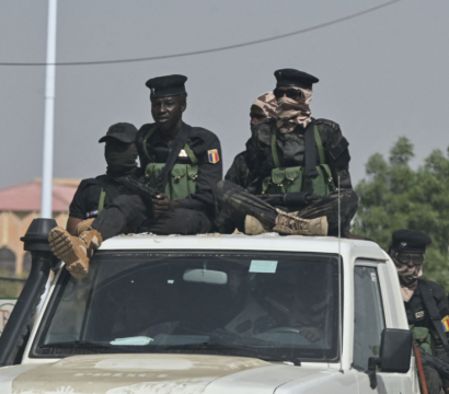Des policiers tchadiens patrouillent dans les rues de N'Djamena le 10 mai 2024, au lendemain de l'annonce des résultats de l'élection présidentielle au Tchad. Le chef de la junte tchadienne, Mahamat Idriss Deby Itno, a remporté l'élection présidentielle de cette semaine dès le premier tour, selon les résultats officiels provisoires publiés le 9 mai 2024.