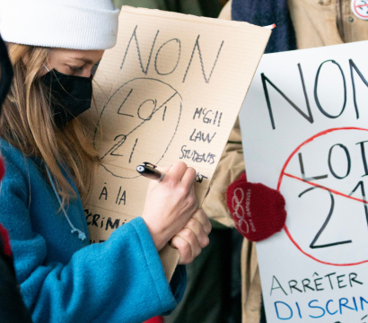 Des pancartes en manifestation qui stipulent "Non à la loi 21"