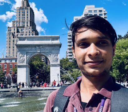 Maung Sawyeddollah (homme) prend un selfie devant l'Arche et la fontaine de la place Washington à Manhattan, New York