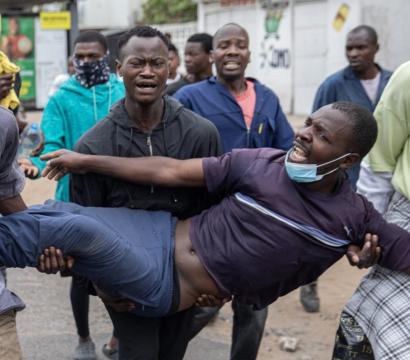 Manifestant blessé porté par d'autres hommes