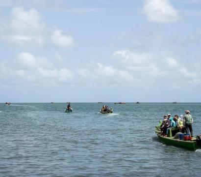 une dixaine de barques de pêcheurs sur un lac du nord du Sinaï, en Égypte.