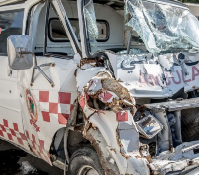 Photo d'une ambulance endommagée par une explosion.